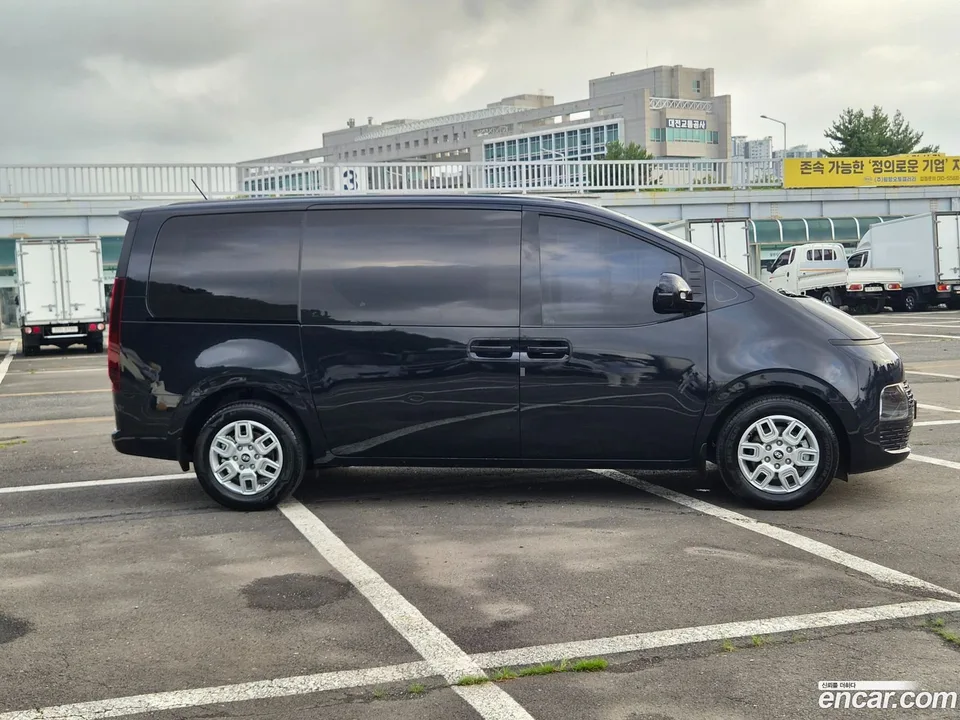 Hyundai Staria L3.5 3 2024 — photo 1, buy with delivery to Moscow