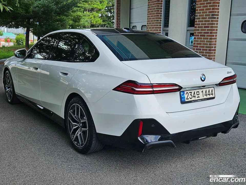 BMW 5 Series 520i M 2024 — thumbnail 2
