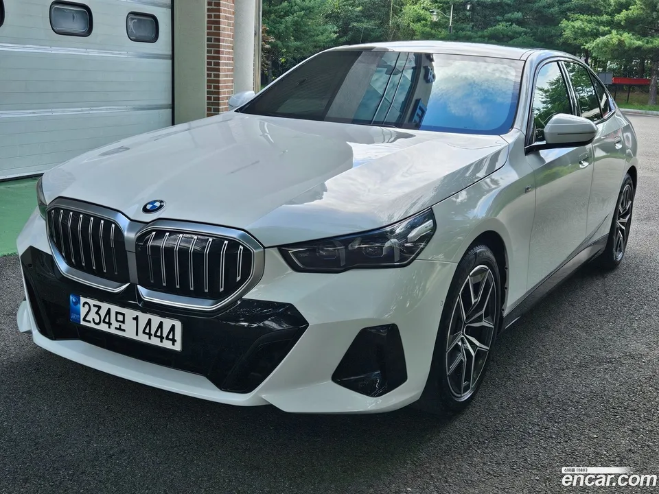 BMW 5 Series 520i M 2024 — thumbnail 3