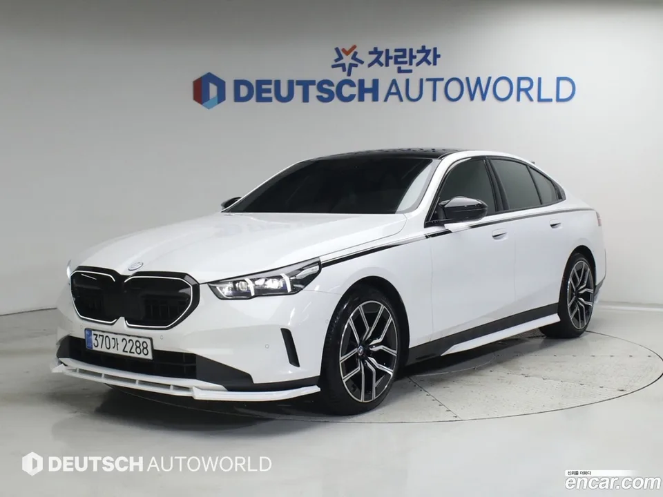 BMW 5 Series 520i 2025 — photo 1, buy with delivery to Moscow