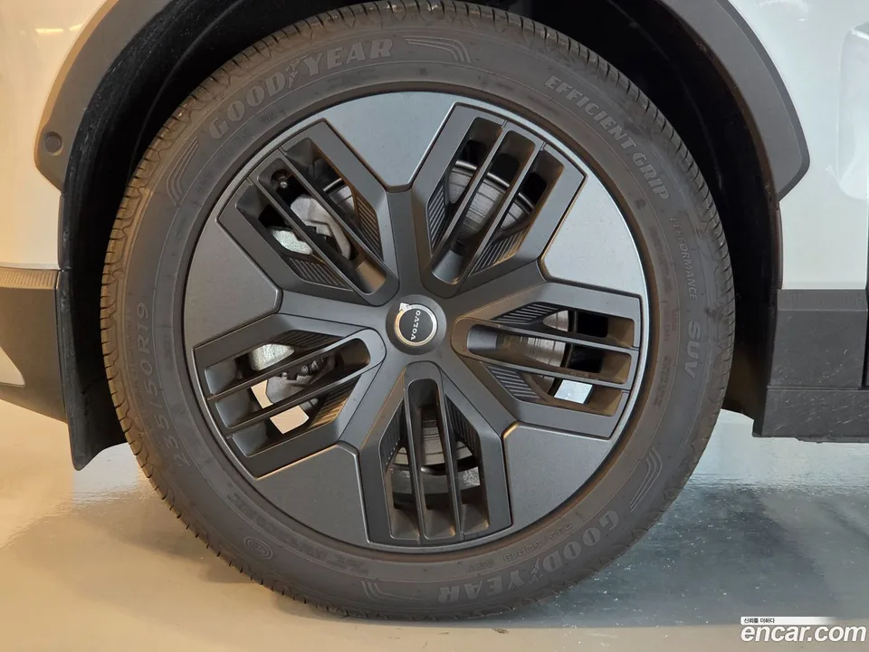 Volvo EX30 Cross Country 2025 — thumbnail 2