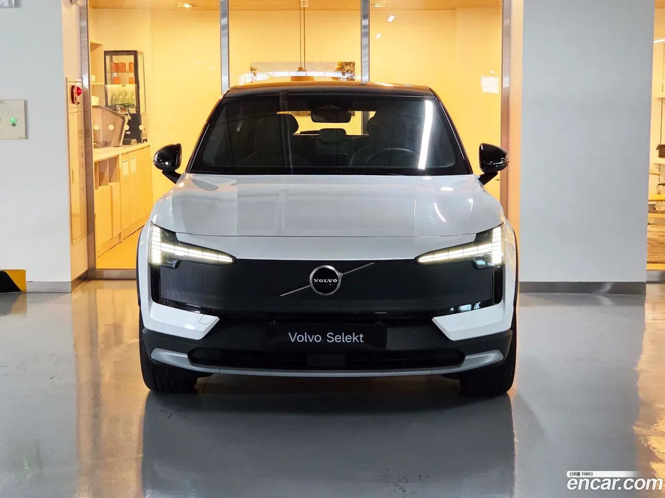 Volvo EX30 Cross Country 2025 — thumbnail 3