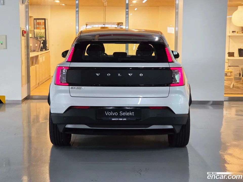 Volvo EX30 Cross Country 2025 — thumbnail 4