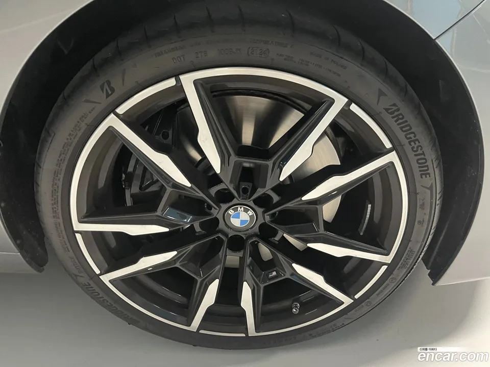 BMW 8 Series M850i xDrive 2025 — thumbnail 2