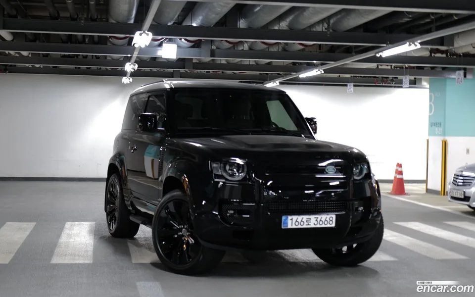 Land Rover Defender 90 D250 SE 2023 — фото 1, купить с доставкой в Москву