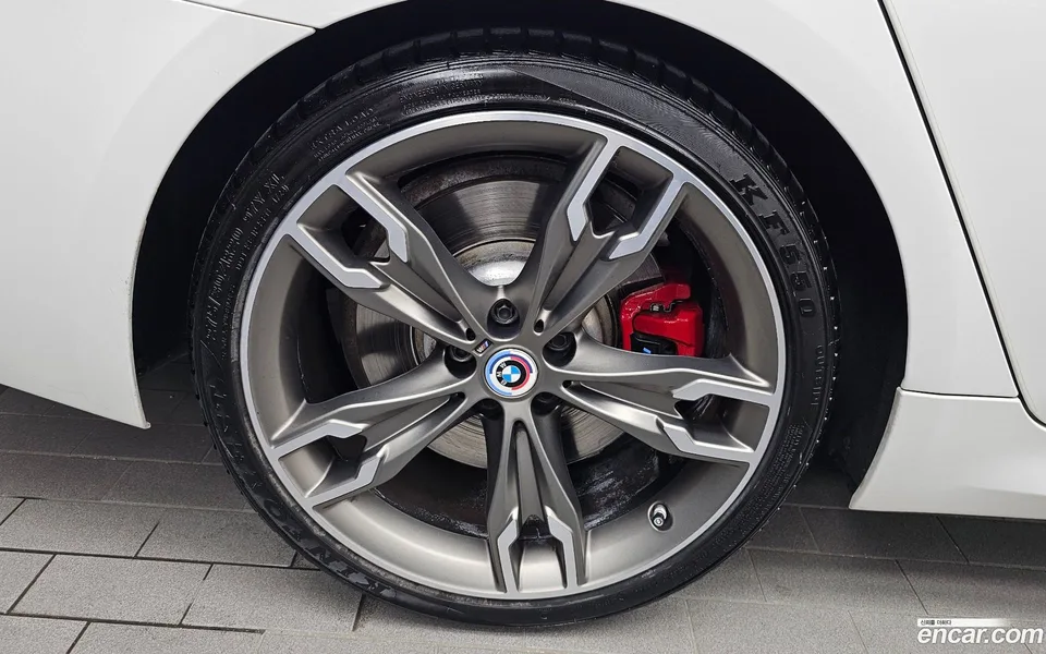 BMW 5 Series M550i xDrive 2023 — thumbnail 2