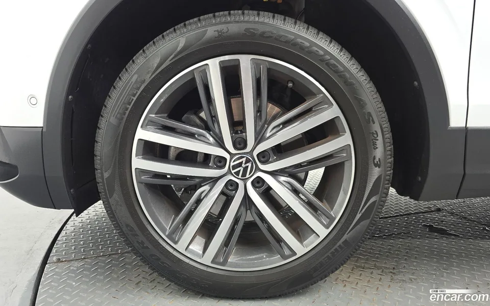 Volkswagen Tiguan Allspace 2.0 TSI 2023 — thumbnail 5