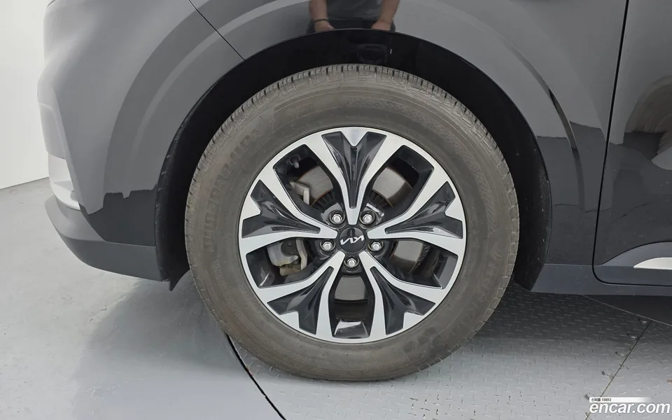 Kia Carnival 9 2023 — thumbnail 2