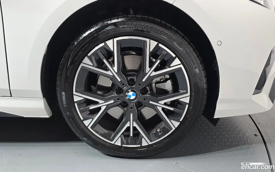 BMW 1 Series 120 M 2025 — thumbnail 2
