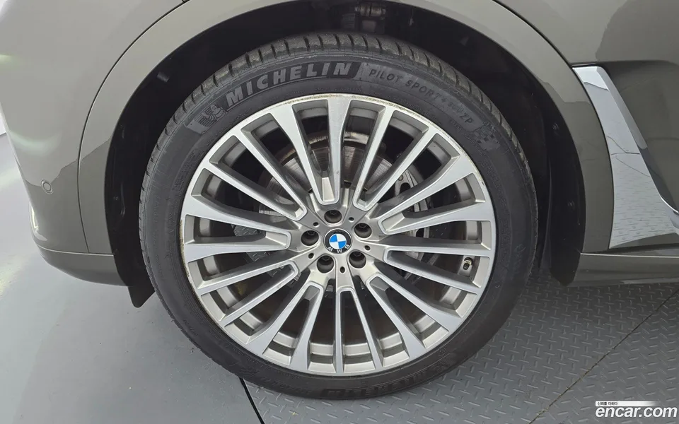 BMW X7 xDrive 40i 7 2022 — thumbnail 2