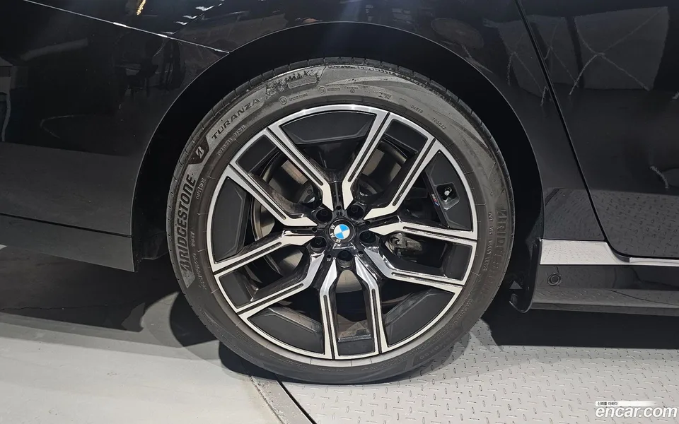 BMW i7 eDrive 50 M 2023 — thumbnail 2