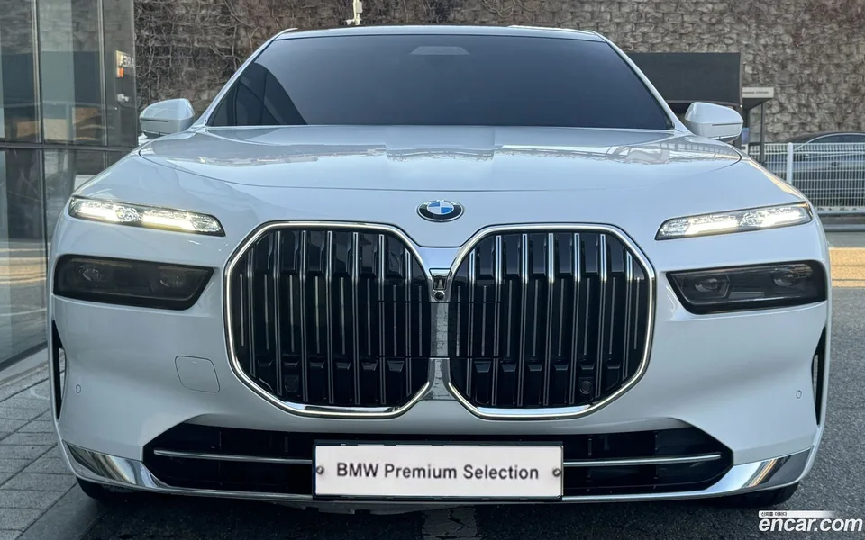 BMW 7 Series 740d xDrive 2023 — thumbnail 3