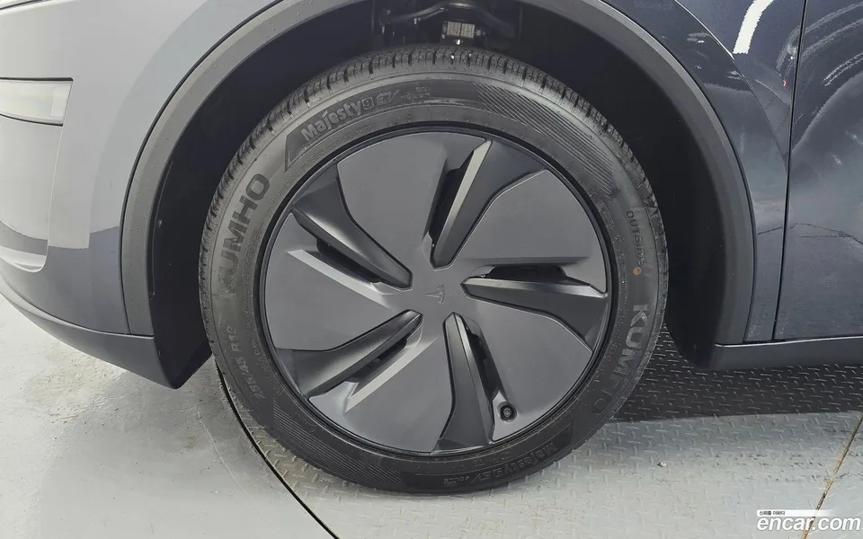 Tesla Model Y RWD 2025 — thumbnail 5