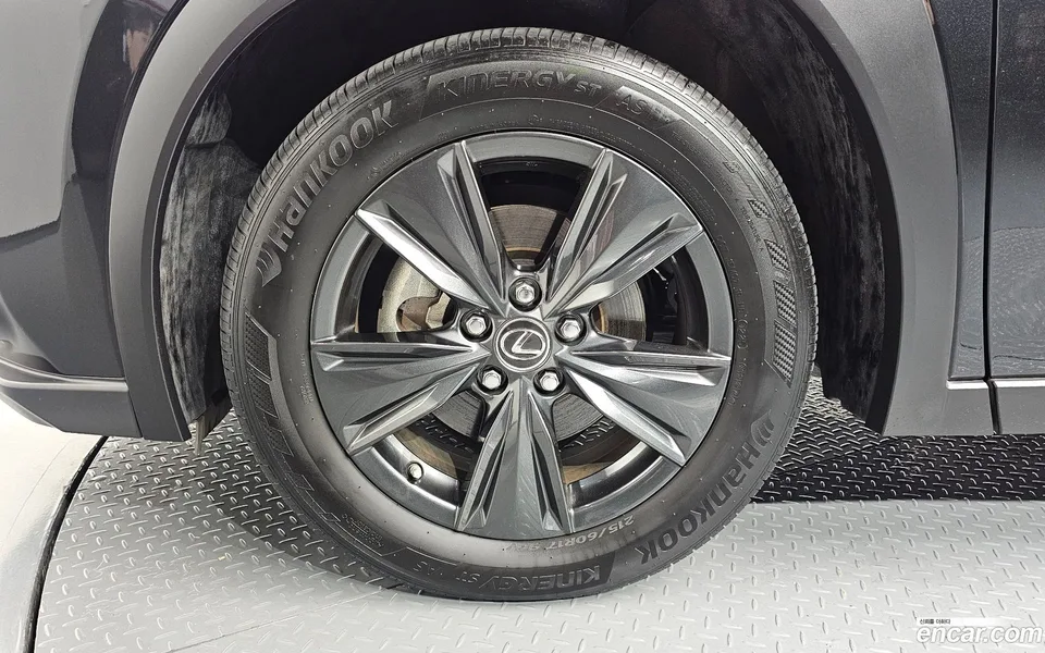 Lexus UX 250h 2.0 2WD 2023 — миниатюра 2