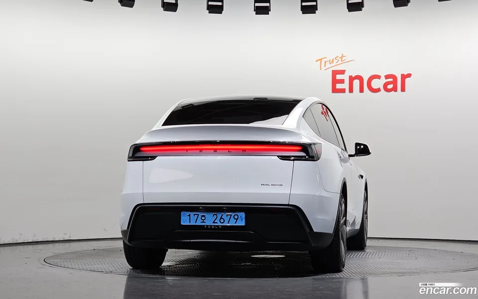 Tesla Model Y AWD 2025 — thumbnail 4