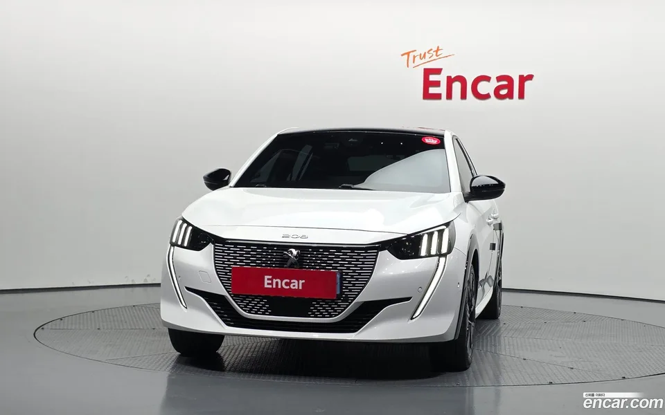Peugeot e-208 GT 2023 — thumbnail 3