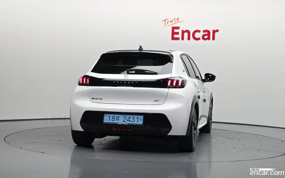 Peugeot e-208 GT 2023 — thumbnail 4