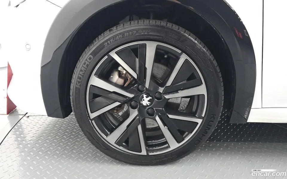 Peugeot e-208 GT 2023 — thumbnail 5