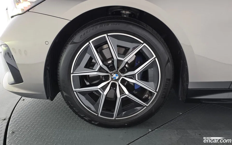 BMW 5 Series 520i M 2025 — thumbnail 5
