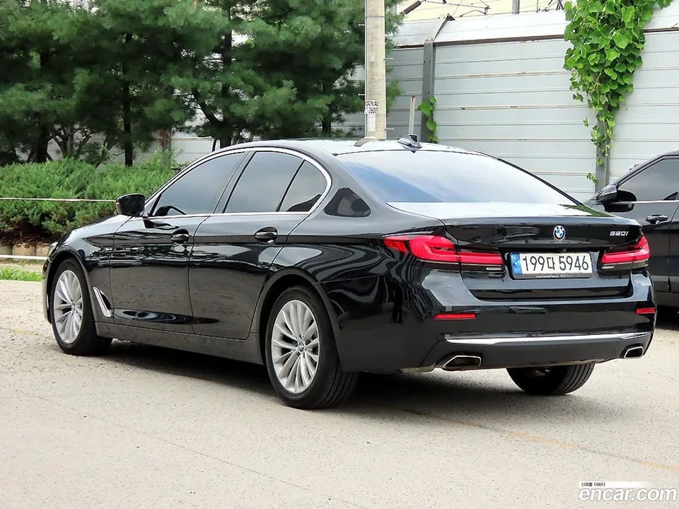 BMW 5 Series 520i 2022 — thumbnail 3