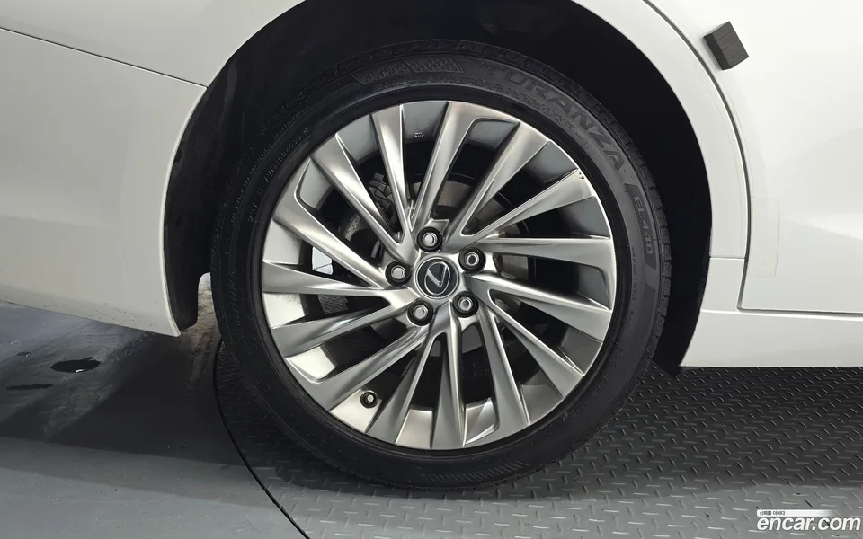 Lexus ES 300h 2023 — thumbnail 2