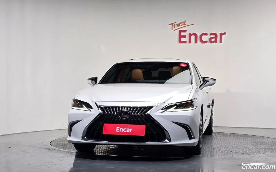Lexus ES 300h 2023 — thumbnail 3