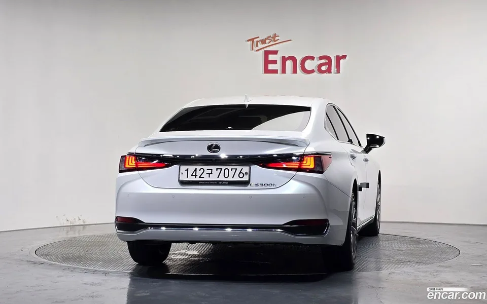 Lexus ES 300h 2023 — thumbnail 4
