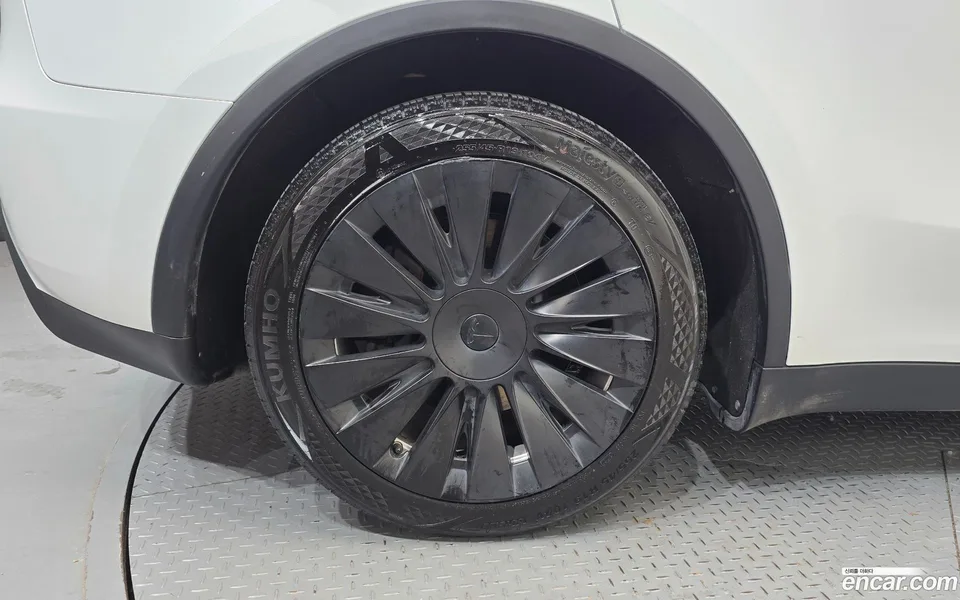 Tesla Model Y RWD 2023 — thumbnail 2
