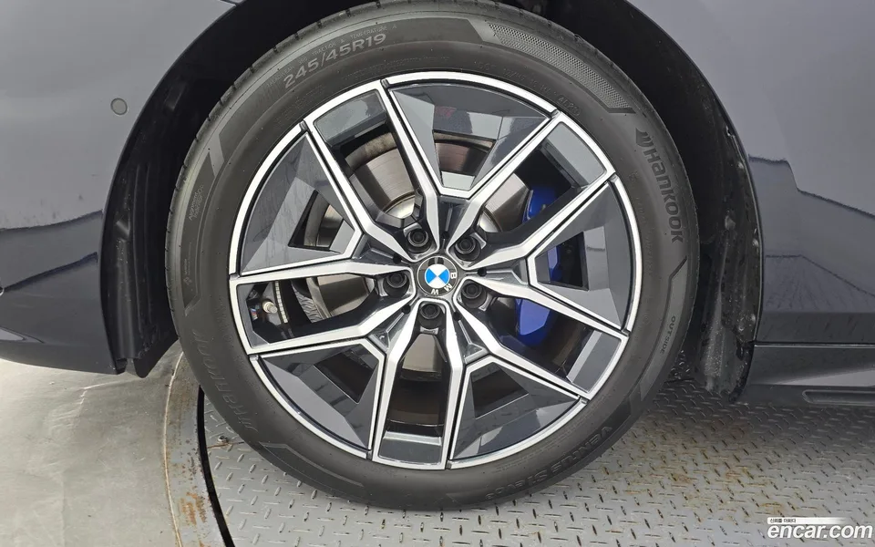 BMW 5 Series 520i M 2024 — thumbnail 2