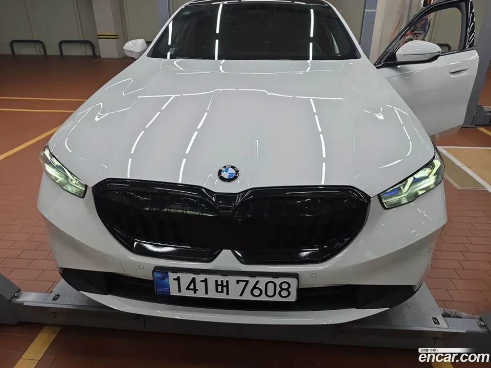 BMW 5 Series 520i 2025 — thumbnail 2