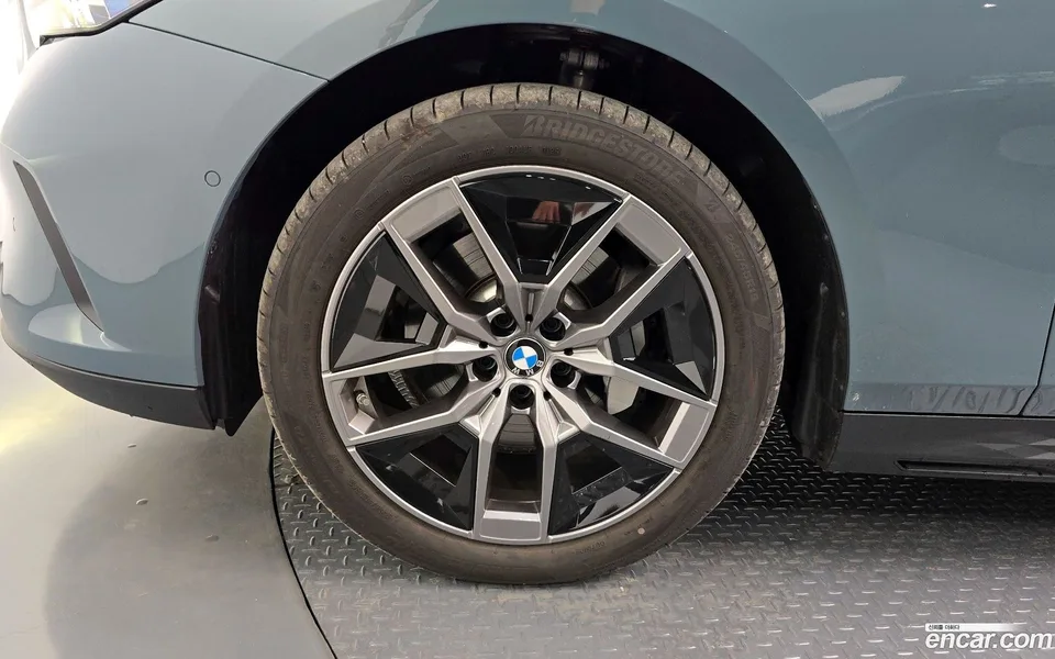BMW 5 Series 530i xDrive 2025 — thumbnail 2
