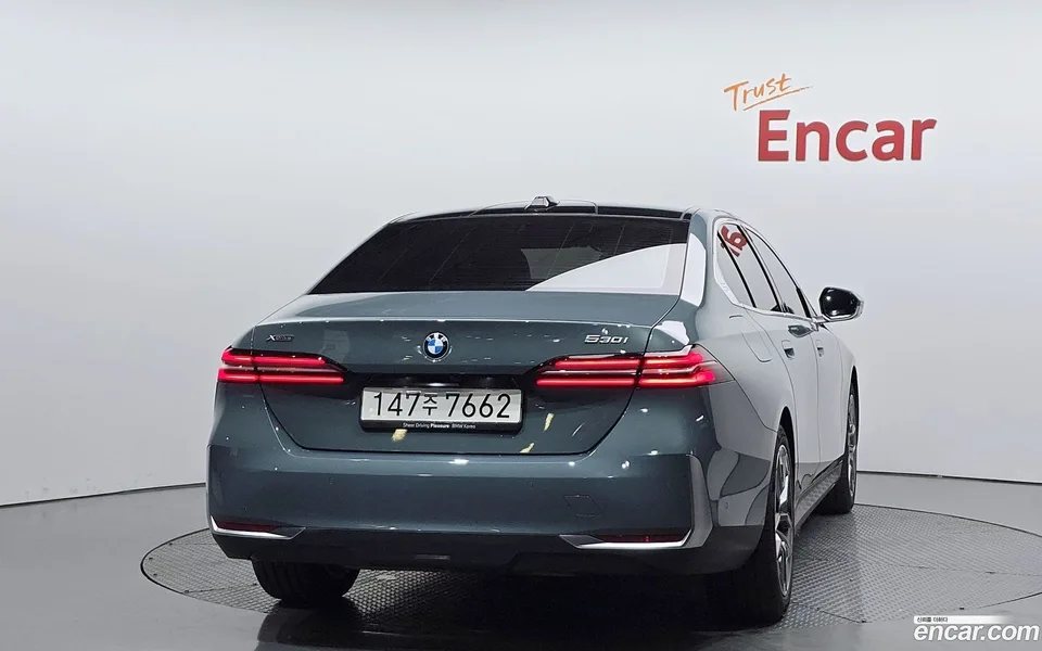 BMW 5 Series 530i xDrive 2025 — thumbnail 4