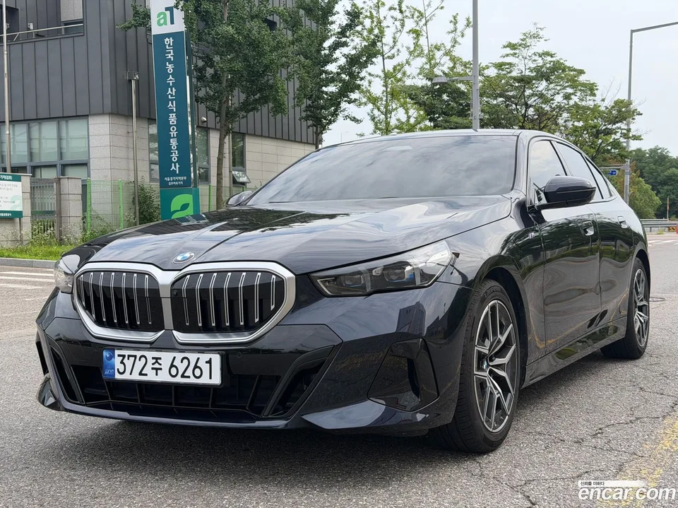 BMW 5 Series 520i M 2024 — фото 1, купить с доставкой в Москву