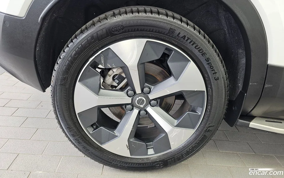 Volvo XC40 B4 2023 — thumbnail 2