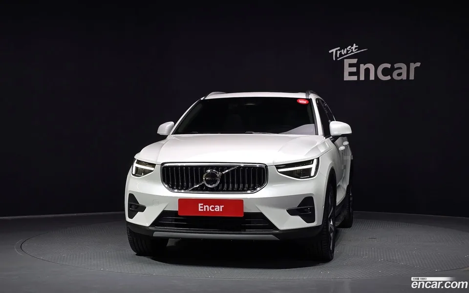 Volvo XC40 B4 2023 — thumbnail 3