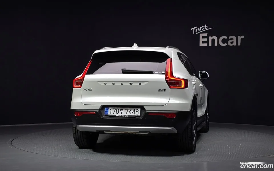 Volvo XC40 B4 2023 — thumbnail 4