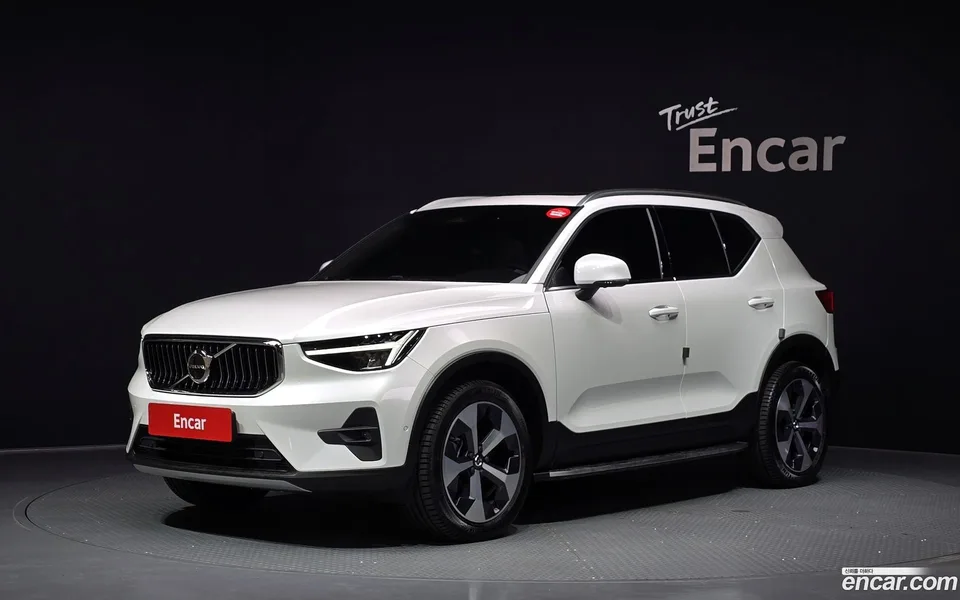 Volvo XC40 B4 2023 — photo 1, buy with delivery to Moscow