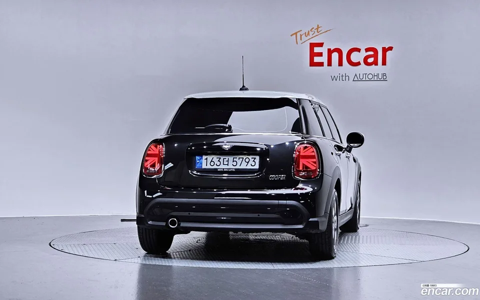 MINI Cooper 5 2023 — thumbnail 4