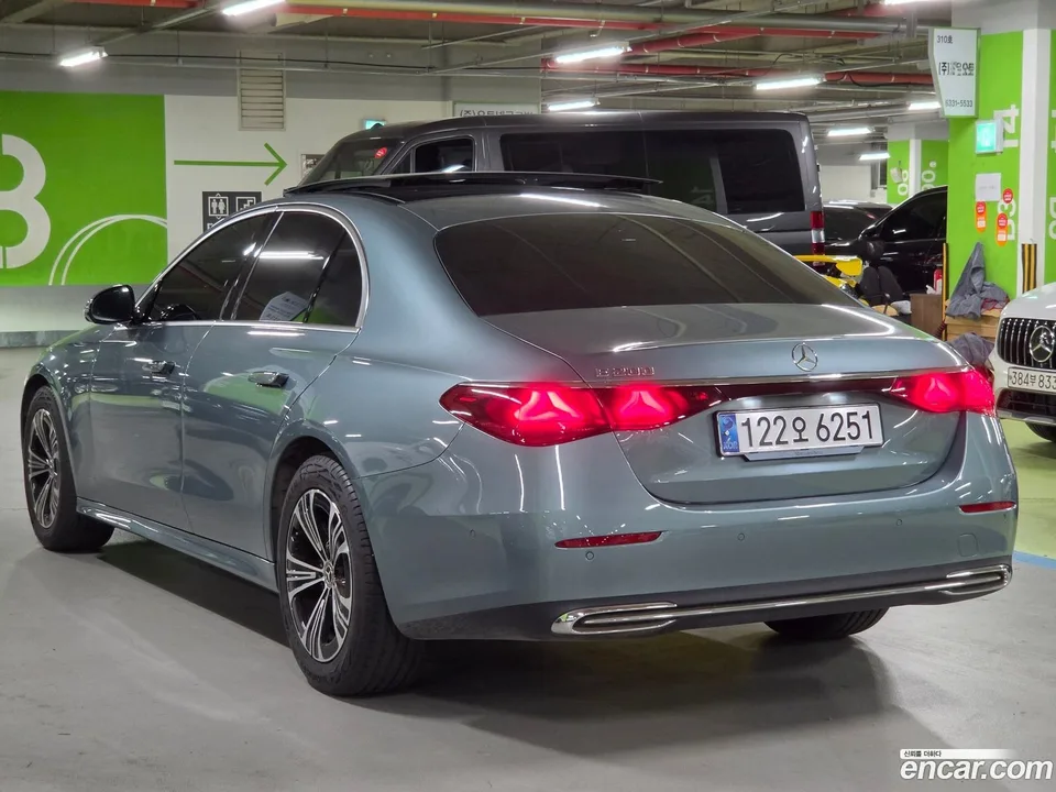 Mercedes-Benz E-Class E200 2025 — thumbnail 4