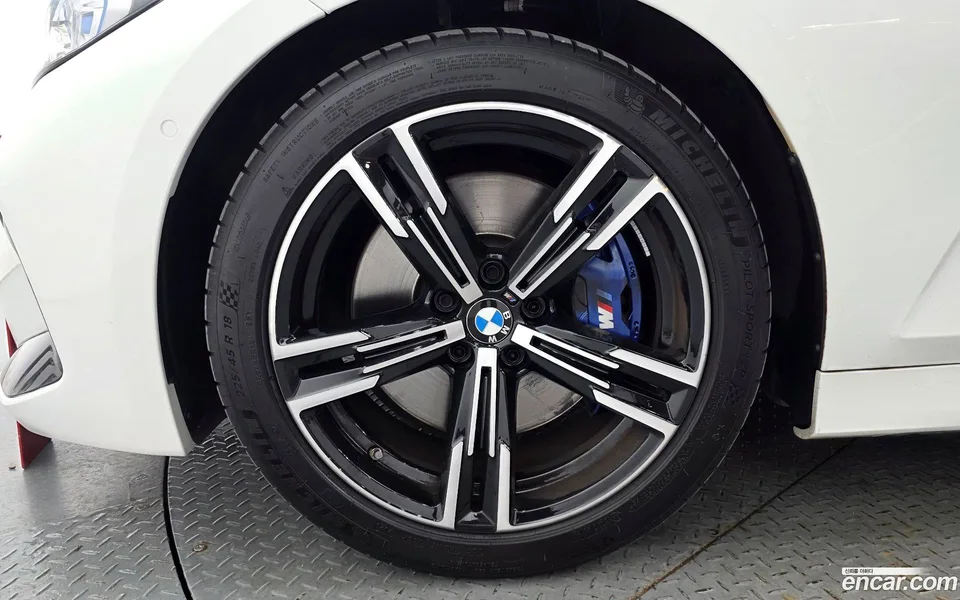 BMW 3 Series 320i M 2023 — thumbnail 2