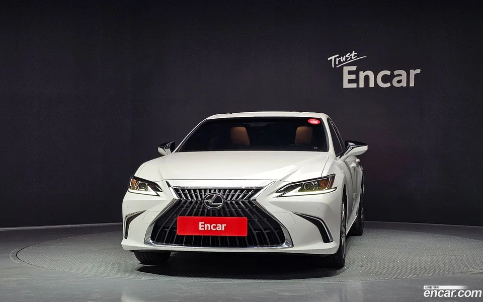 Lexus ES 300h 2024 — thumbnail 3