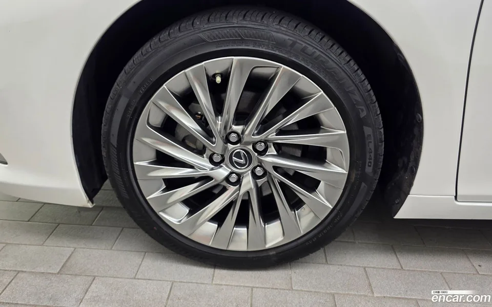 Lexus ES 300h 2024 — thumbnail 5
