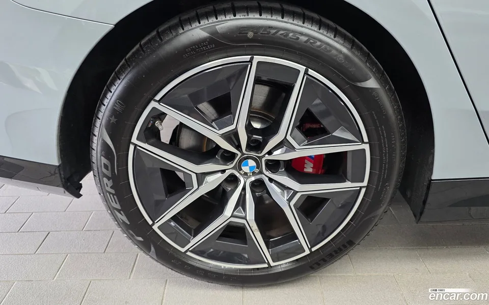 BMW 5 Series 520i 2025 — thumbnail 2