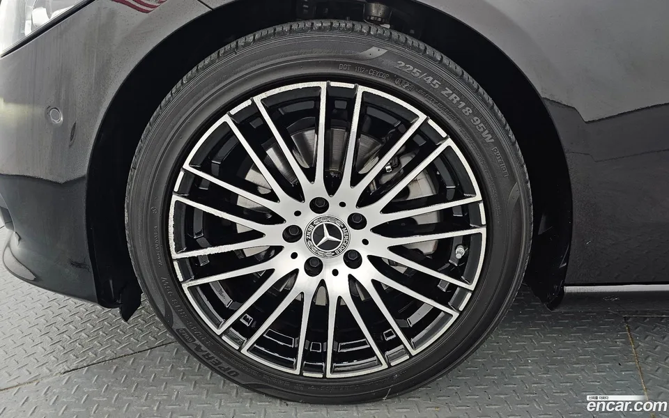 Mercedes-Benz C-Class C300 4MATIC 2024 — thumbnail 2