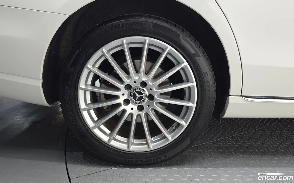 Mercedes-Benz E-Class E220d 4MATIC 2023 — thumbnail 2