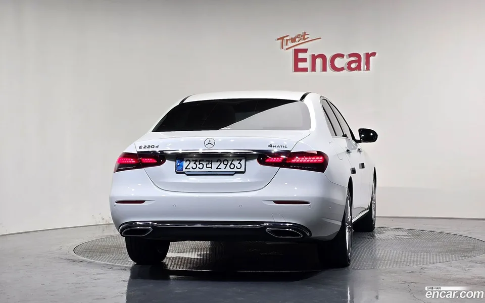 Mercedes-Benz E-Class E220d 4MATIC 2023 — thumbnail 4