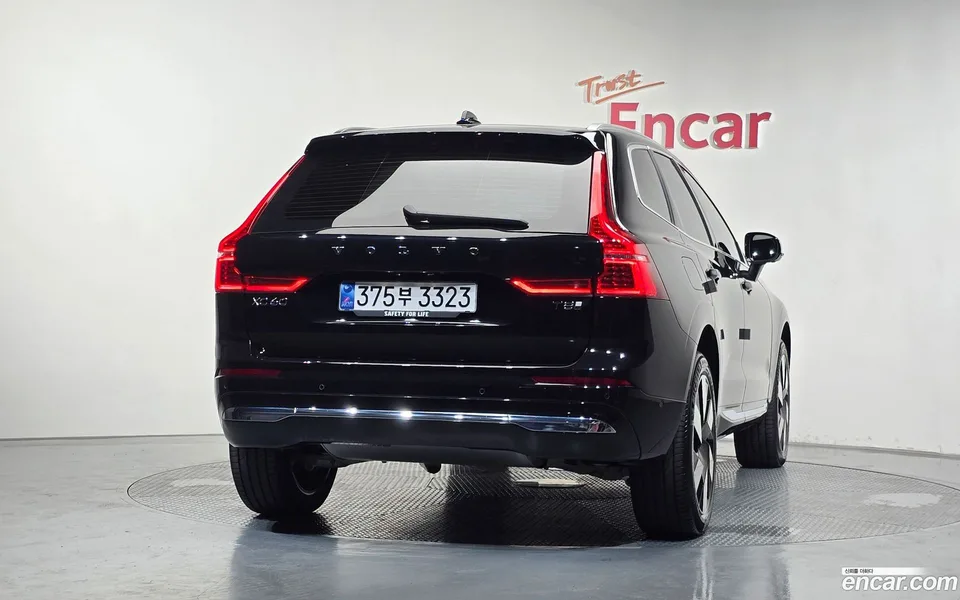 Volvo XC60 T8 2025 — thumbnail 4