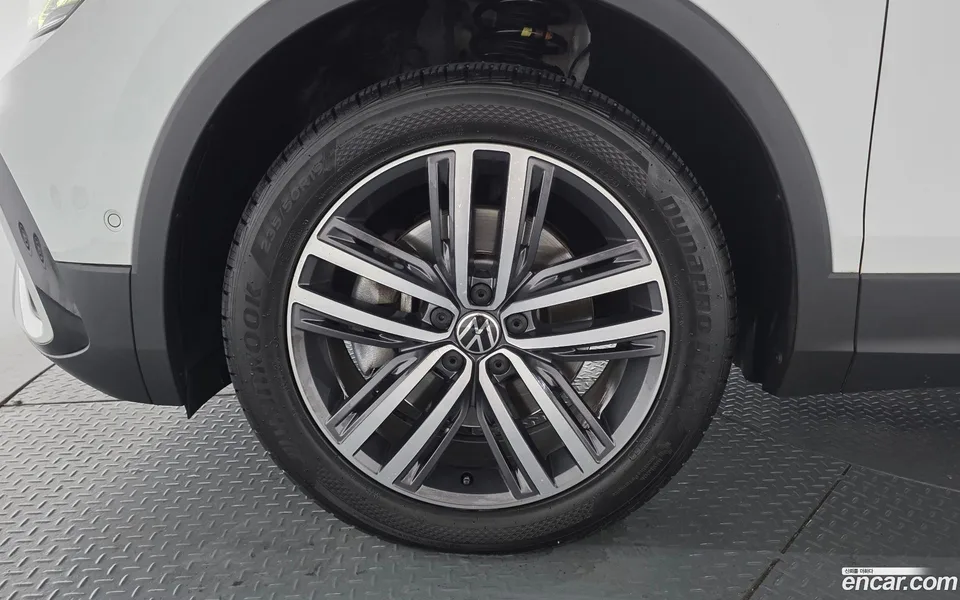 Volkswagen Tiguan Allspace 2.0 TSI 2023 — thumbnail 2