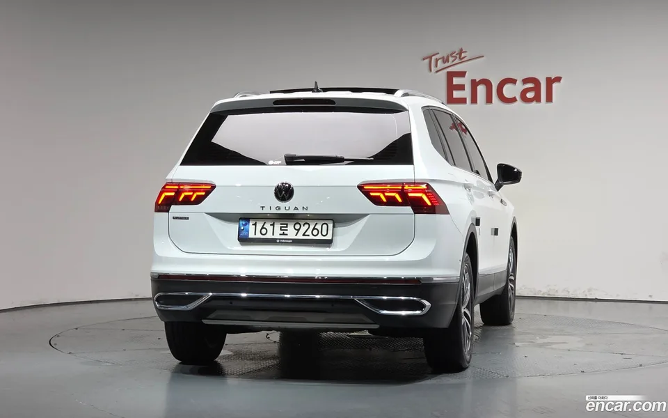 Volkswagen Tiguan Allspace 2.0 TSI 2023 — thumbnail 4