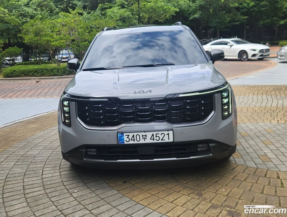 Kia Carnival HEV 7 X Line 2025 — photo 1, buy with delivery to Moscow